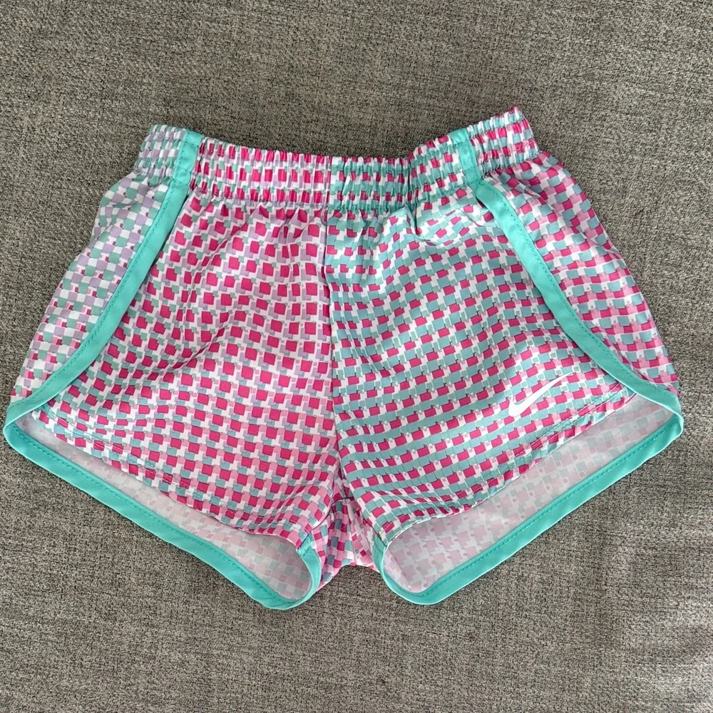 Toddler Nike Pink Heart Tee and Shorts Set (24mo) - Picture 4 of 4
